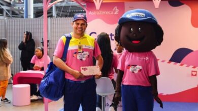 Foto de Correios adotam uniforme rosa em parceria com AstraZeneca