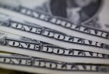 Foto de Ibovespa recua mais de 1% e dólar sobe a R$ 5,51 após Lula liderar pesquisa eleitoral