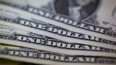 Foto de Ibovespa recua mais de 1% e dólar sobe a R$ 5,51 após Lula liderar pesquisa eleitoral