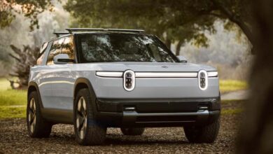 Foto de Na Rivian, um pé no acelerador do veículo autônomo e outro no freio do carro elétrico
