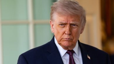 Foto de Trump é retirado às pressas após tiros em jantar de correspondentes da Casa Branca